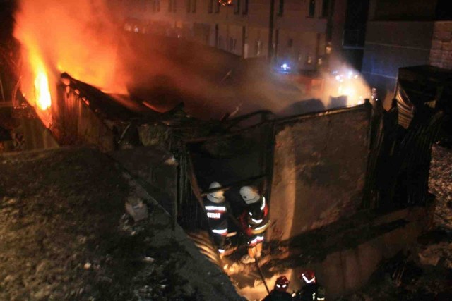 Pożar fabryki gaszono przez kilkanaście godzin