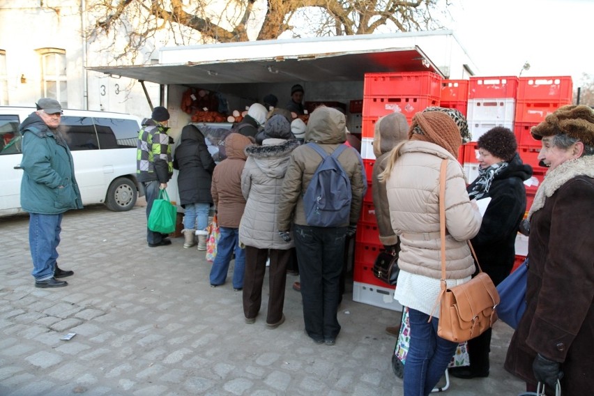 Po mięso ze Świebodzkiego klienci stoją w kolejce od czwartej rano (FOTO)