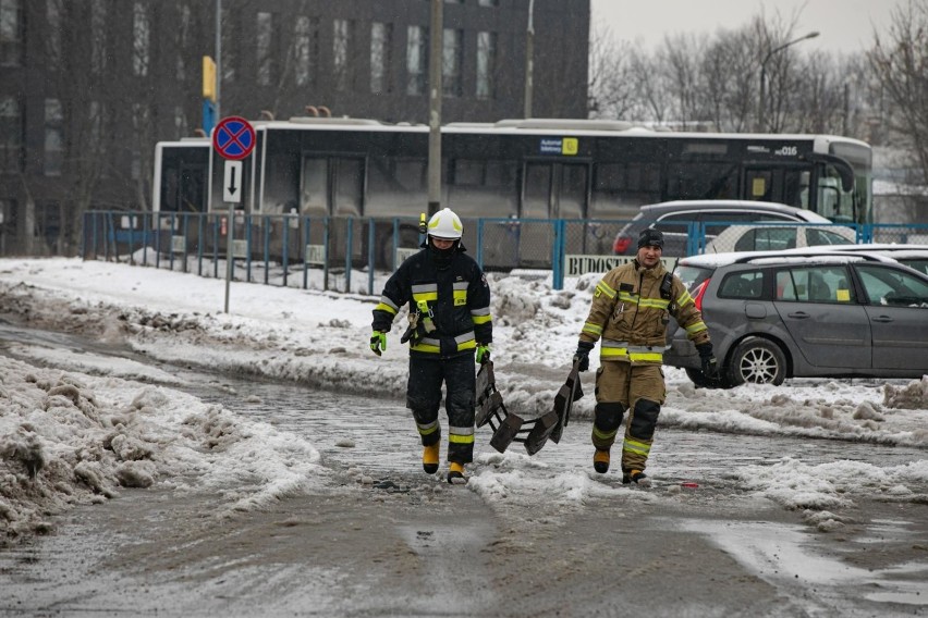 Kraków. 10. dzień pożaru archiwum. Strażacy kończą akcję gaśniczą, a miasto czeka na decyzję co dalej z uszkodzonymi budynkami [ZDJĘCIA]