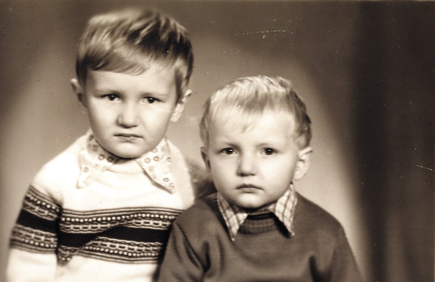 Ze starszym o dwa lata  bratem Olkiem  w Pińsku. Rok 1981