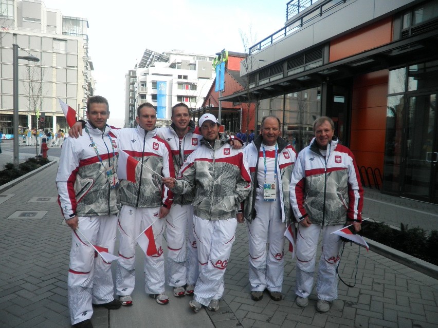 Vancouver 2010. Z podopiecznymi, ekipą bobslejową. Z prawej...