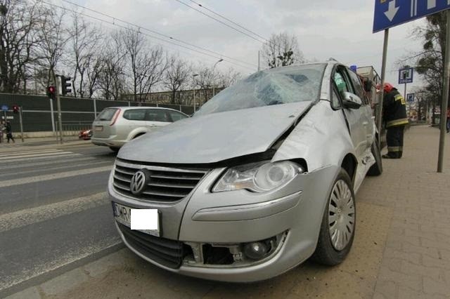 Wrocław: Volkswagen dachował na Traugutta (ZDJĘCIA)