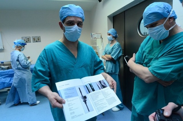 Operacja założenia endoprotezy stawu kolanowego Enduro w poznańskim szpitalu Strusia przy ul. Szwajcarskiej.