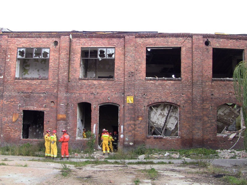 Gdańsk: Runął strop nieczynnej fabryki, tzw. blaszanki (ZDJĘCIA, FILM)