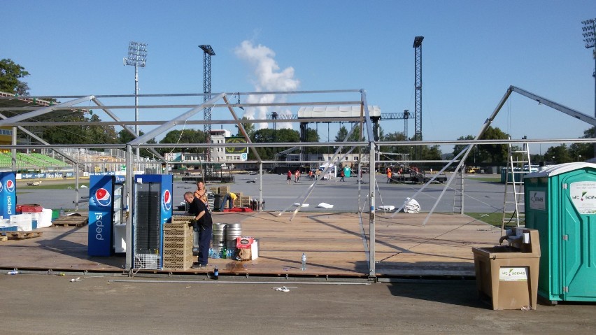 Sprzątają stadion po koncercie Linkin Park w Rybniku