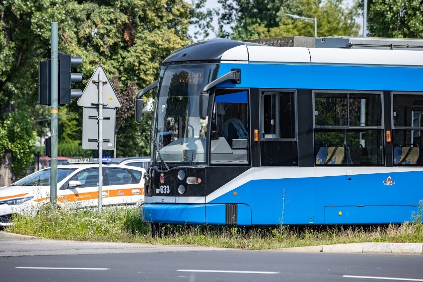 Zderzenie tramwaju z samochodem na al. Pokoju. Są utrudnienia