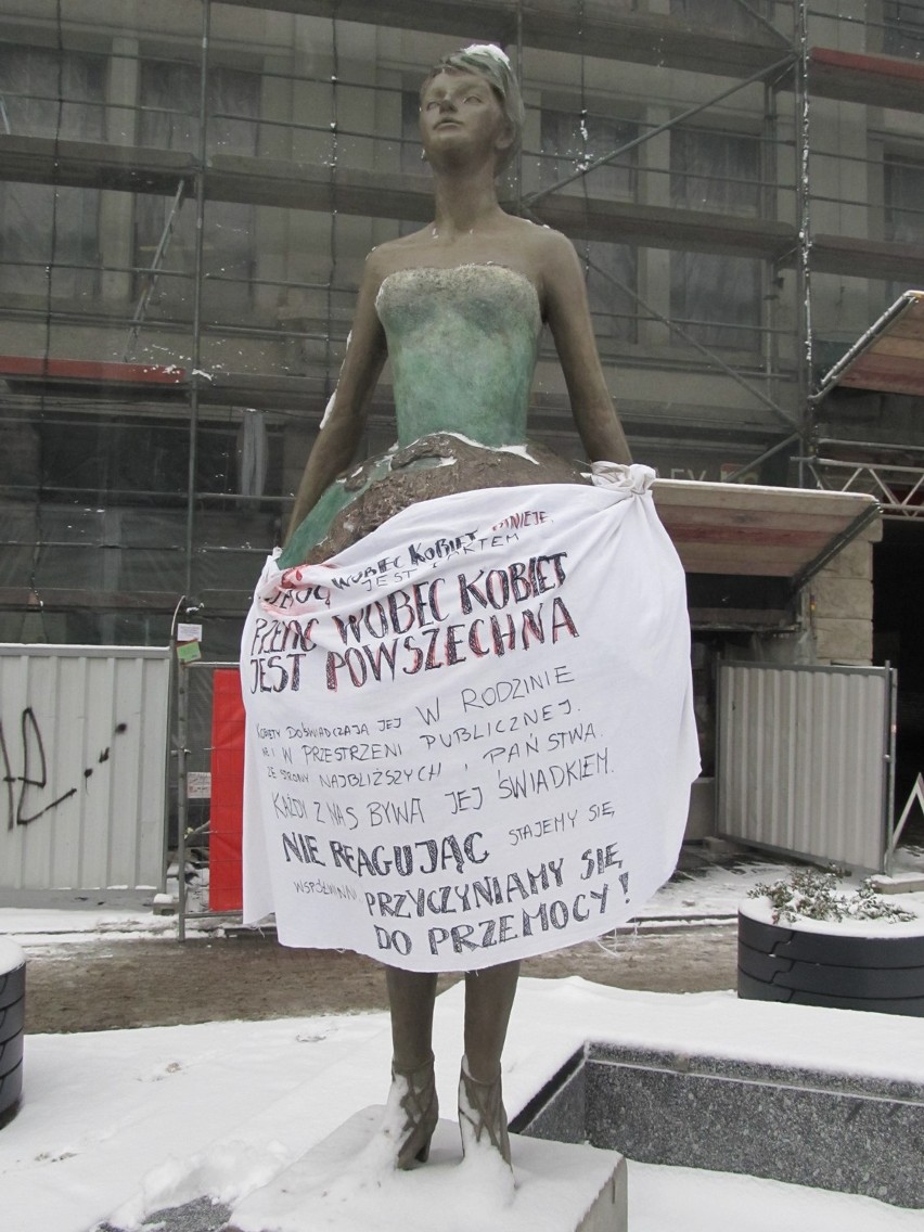 Transparent w obronie kobiet na nowo odsłoniętym pomniku