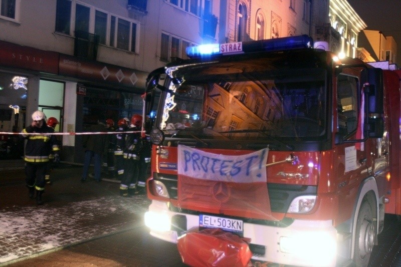 Pożar na Piotrkowskiej. Ewakuowano 30 osób [ZDJĘCIA+FILM]