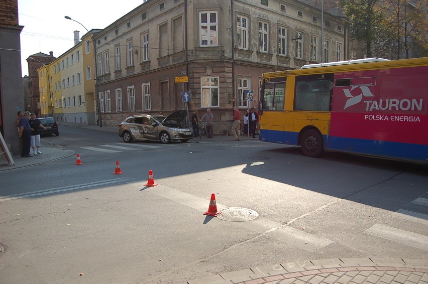 Tarnów: autobus zderzył się z renaultem [ZDJĘCIA]