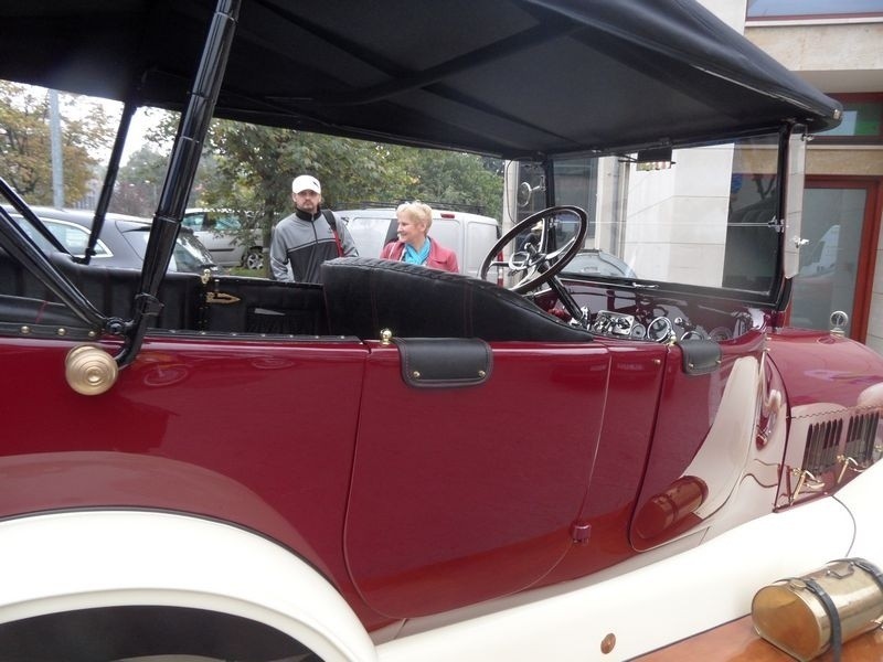 Buick Touring z 1918 na prąd przyjechał do Jaworzna [ZOBACZ]