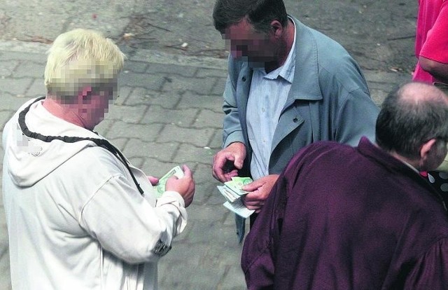 Handlarze talonami wchodzą na teren kopalni. Pod jej biurami nagabują na emerytów