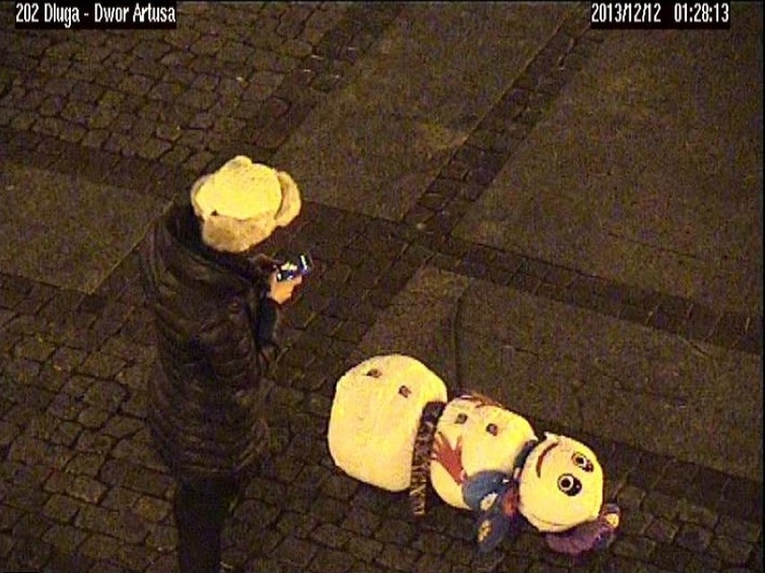 Monitoring straży miejskiej udaremnił kradzież ozdób z gdańskiej choinki [ZDJĘCIA]