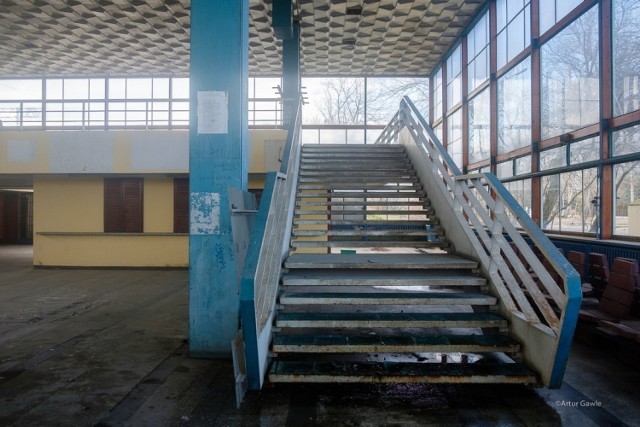 Dworzec PKP w Mościcach od 2012 roku jest zamknięty na cztery spusty i popada w ruinę