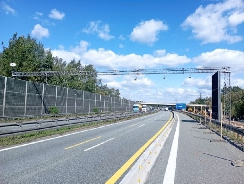 Rozbierają bramownicę na autostradzie A4 pomiędzy węzłem Kraków Południe a ul. Kąpielową 