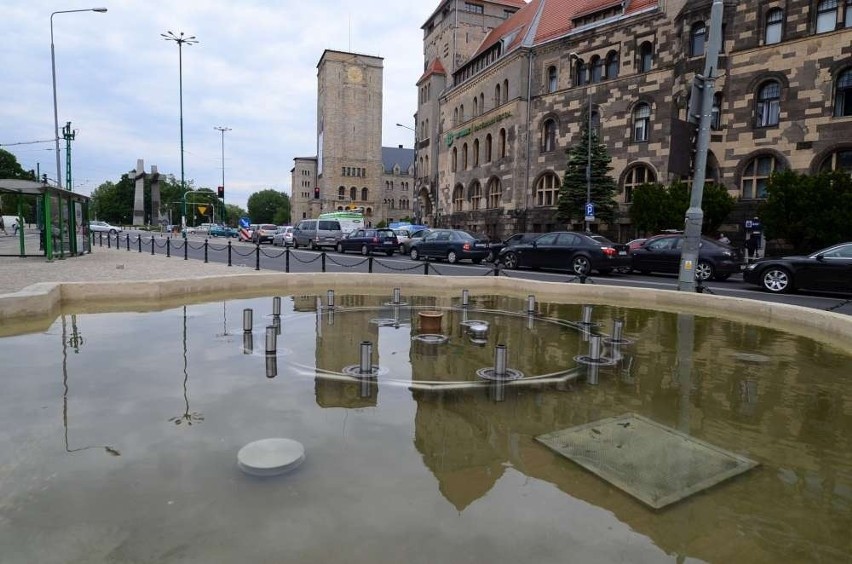 Wybudowano kamienne ławy do siedzenia, a przy fontannie...