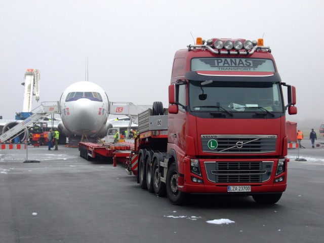 Akcja usuwania samolotu Boeing 767 z lotniska Okęcie w Warszawie.