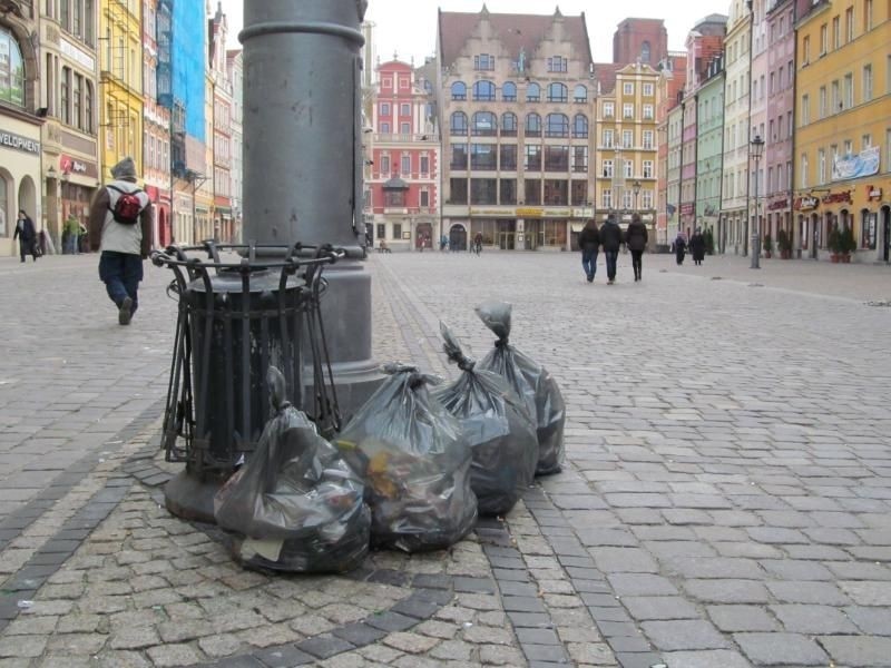 Sylwester we Wrocławiu: Sprzątali Rynek i rozbierali scenę od 4 w nocy (ZDJĘCIA)
