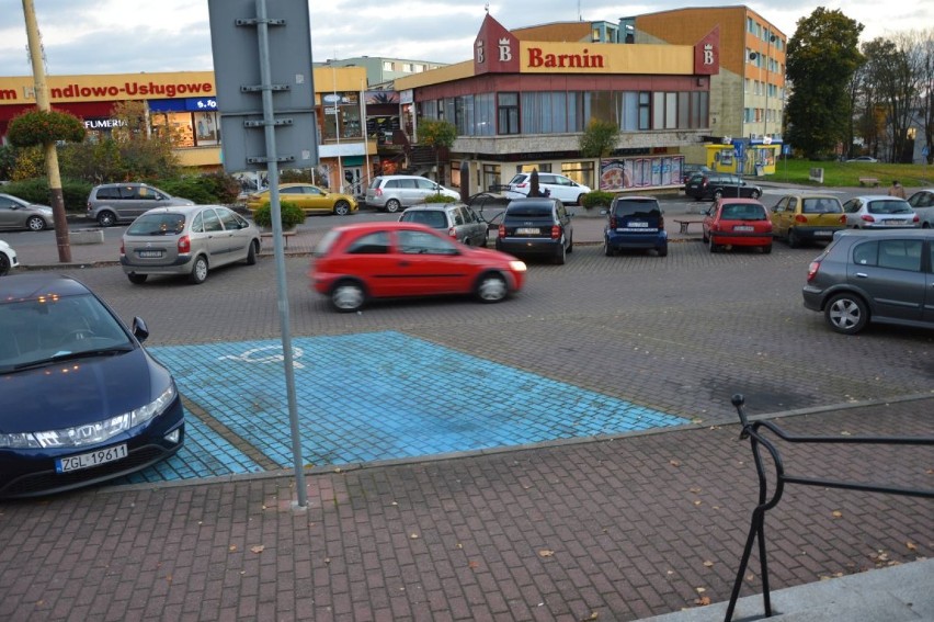 Widok niezwykły: wolne miejsca parkingowe przed kościołem p.w. św. Katarzyny w Goleniowie