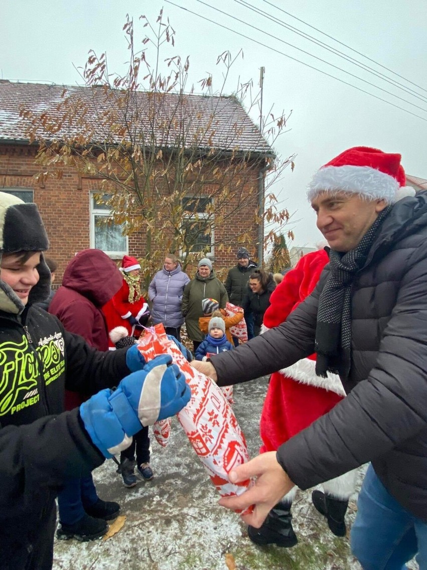 Mikołaj rozdał prezenty dzieciom z gminy Dąbie.
