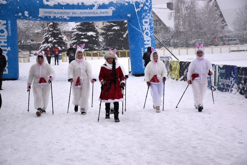 VII Marsz Mikołajkowy. Miłośnicy Nordic Walking przeszli w zimowej scenerii