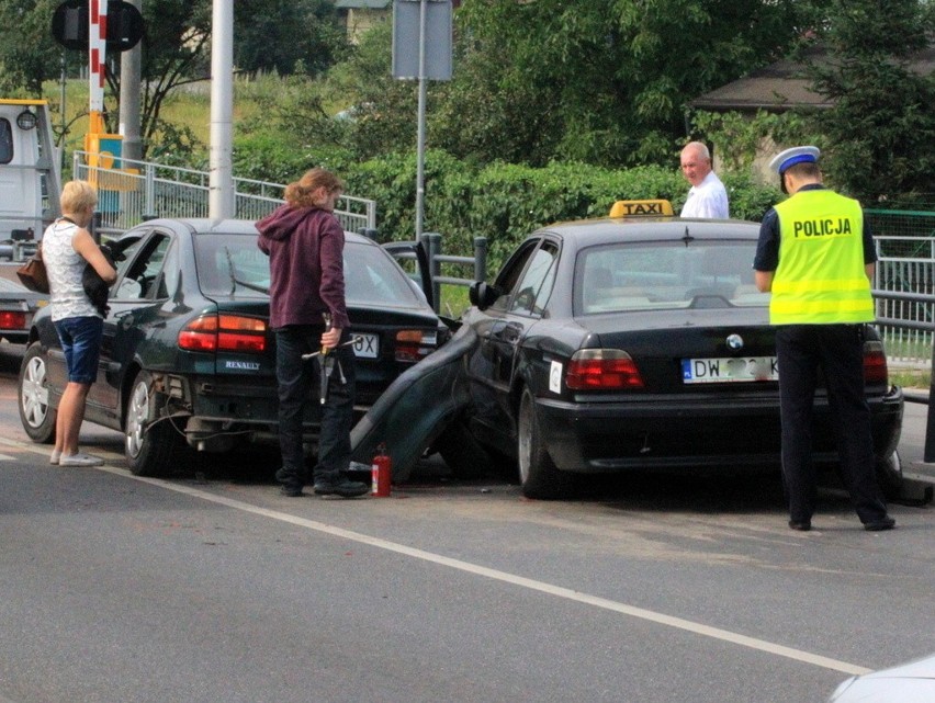 Wypadek na ul. Strzegomskiej. Dwie osoby trafiły do szpitala (ZDJĘCIA)