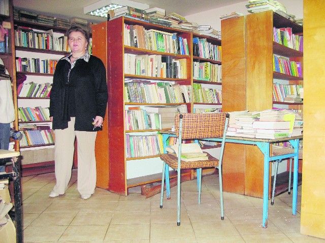 Anna Staszel pokazuje bibliotekę, którą zalała woda