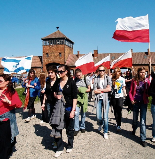 Młodzież z całego świata przyjeżdża do obozu, a zaraz potem ucieka do Krakowa