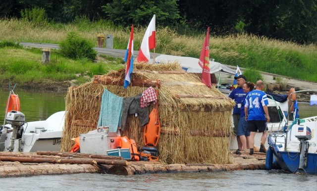 W piątek, 9 lipca, w Cigacicach, będzie się działo. Uczestnicy Flisu Odrzańskiego zawiną do portu. Przygotowano sporo atrakcji. 

To już 25. edycja Flisu Odrzańskiego, która ruszyła 1 lipca. Na liczącej 414 kilometrów trasie do Szczecina są przystanki w Lubuskiem. W piątek rano uczestnicy spływu wypłynęli z Nowej Soli, ok. 13 minęli Milsko. Zatrzymają się w Cigacicach. 

O 14.00 w Porcie Cigacice rozpoczął się Bazar Rzeka, a o 15.00 ruszy pierwszy pokaz kulinarny (drugi o 17.00) – „Rarytas Lubuski w kuchni”. Motywem przewodnim pokazu będą warzywa, zioła i wołowina.
 
O 15.45 rozpocznie się prelekcja na temat ziół i ziołolecznictwa. O godzinie 17.00 odbędzie się oficjalne powitanie Filsu Odrzańskiego z odśpiewaniem Hymnu Flisu.

Na godz. 19.00 zaplanowano koncert Michała Zygmunta „Dźwięki Odry”, a na 20.30 koncert Orkiestry Tanecznej Wihajster. O 21.30 rozpocznie się zabawa z DJ Żabą.

W sobotę, 10 lipca o 12.00 odbędzie się spotkanie w Nietkowie, o 14.00 w Będowie, a o 18.00 w Gostchorzu. W niedzielę, 11 lipca o 8.00 - przystanek w Krośnie Odrzańskim.

Wideo: Flis mija Milsko
