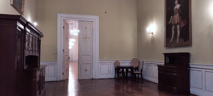Ruszaj na spacer po pałacowych salach w Żaganiu!