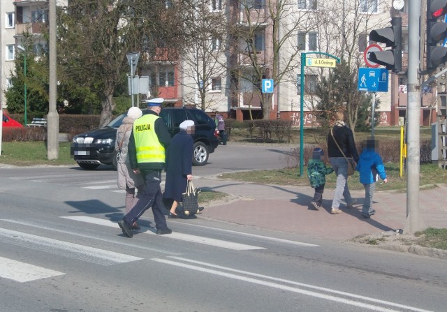 Policjanci podczas działań na przejściu dla pieszych przy ul. Warszawskiej