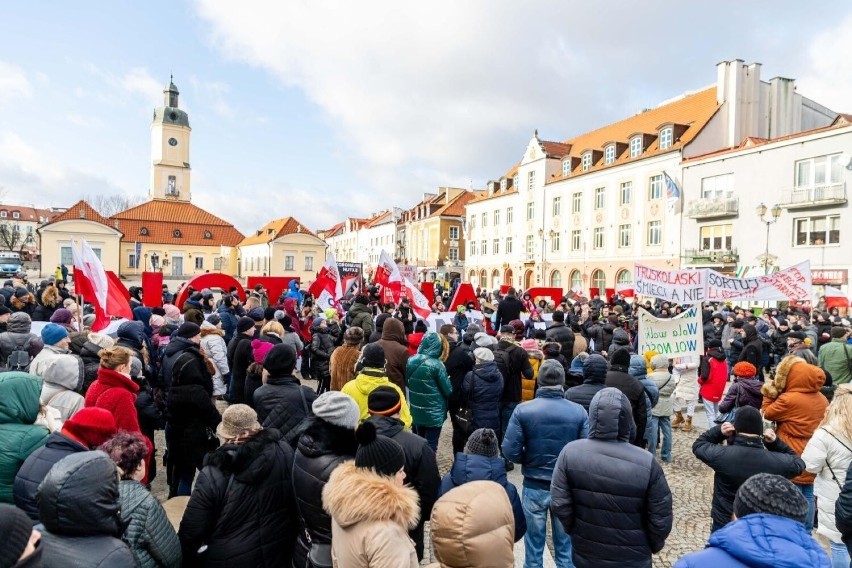 Dwie osoby usłyszały zarzuty za "wyroki śmierci" ogłaszane na protestach i w internecie