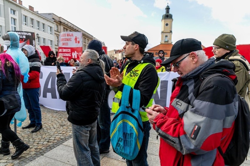 Dwie osoby usłyszały zarzuty za "wyroki śmierci" ogłaszane na protestach i w internecie