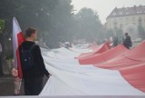 79. rocznica Powstania Warszawskiego w Tychach. Biało-czerwona flaga na placu Baczyńskiego