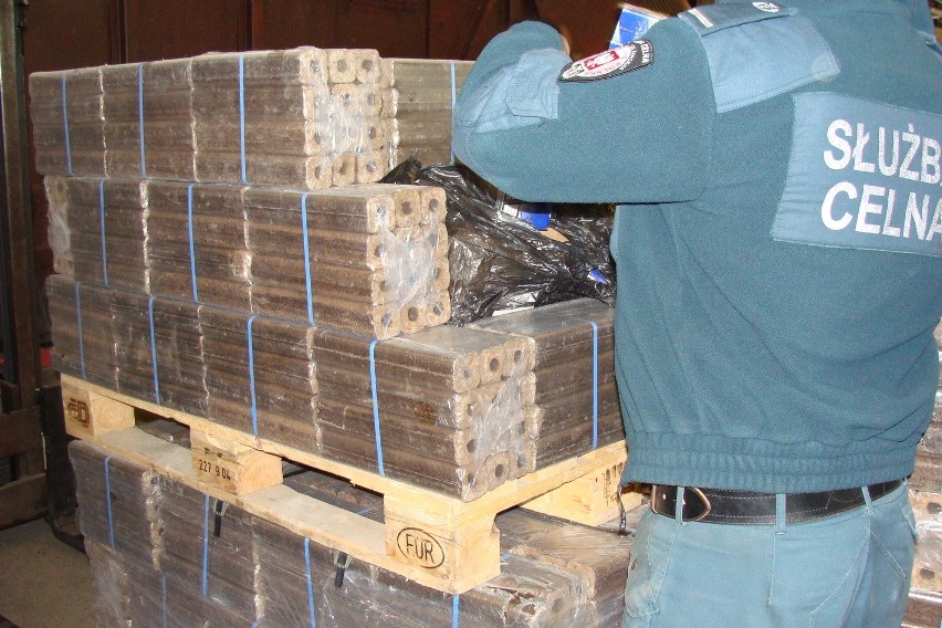 Przemyt w Kowalewie: 60 tys. paczek papierosów w brykiecie