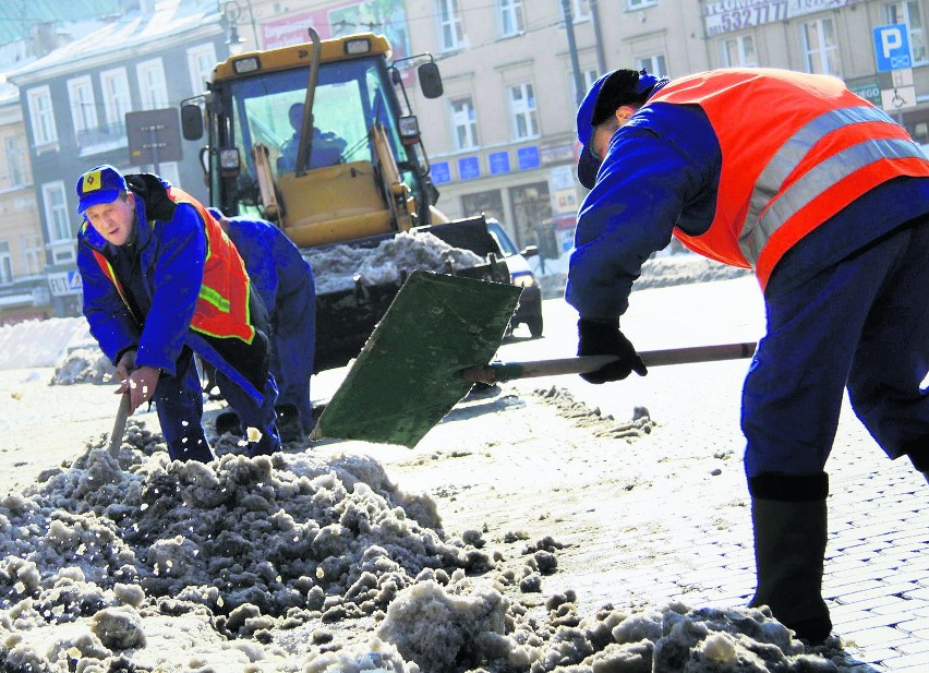 Pierwsi z pomocą przy wywożeniu śniegu ruszyli pracownicy...