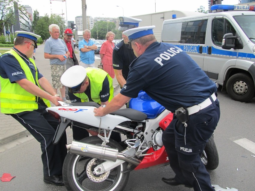 Wrocław: Motocyklista wjechał w samochód osobowy (ZDJĘCIA)