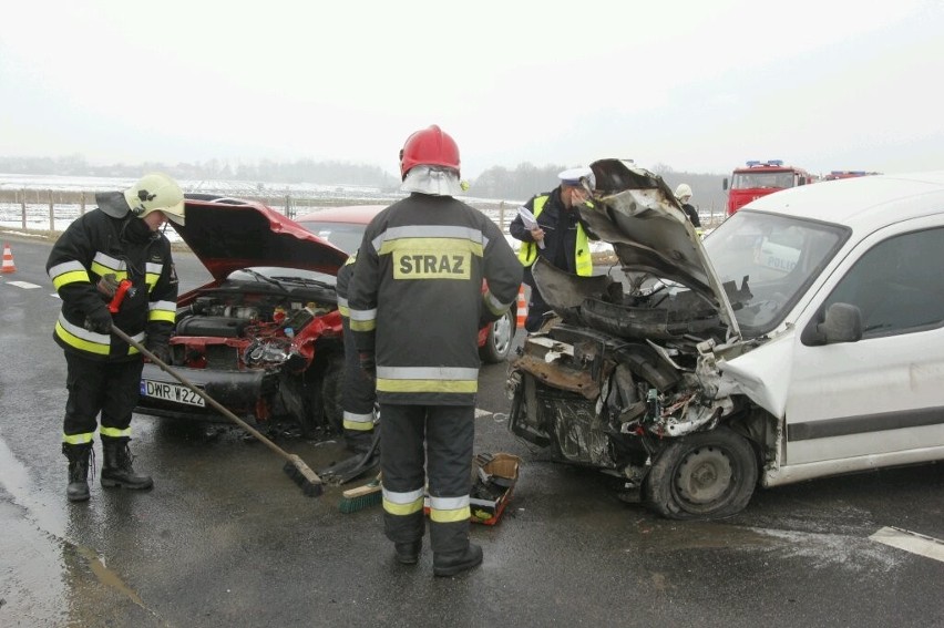 Wypadek pod Jordanowem Śląskim, 3 osoby ranne (ZDJĘCIA)