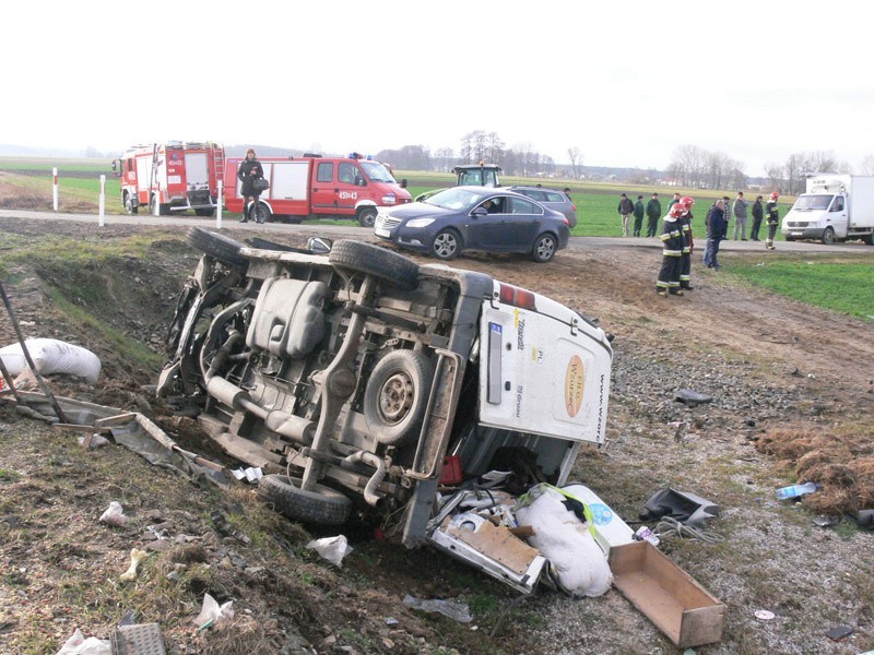 Bus wpadł pod pociąg na niestrzeżonym przejeździe kolejowym...