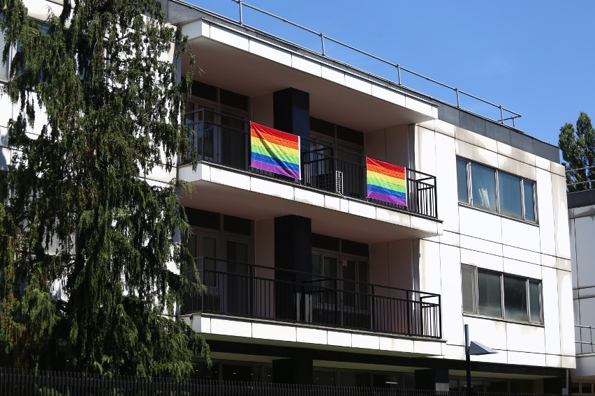 Miesiąc Dumy LGBT. Na ambasadzie USA zawisły tęczowe flagi