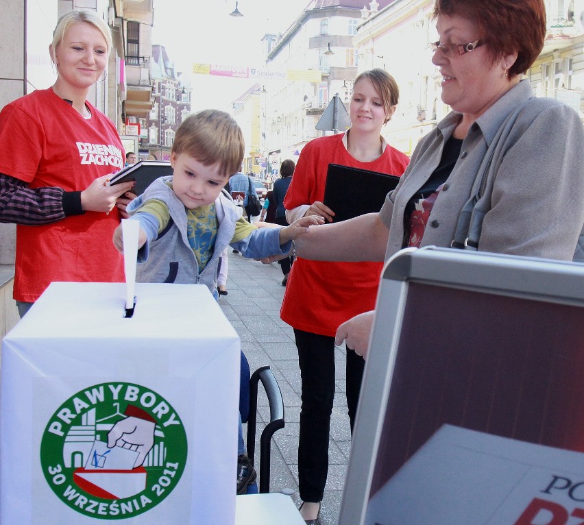 GLIWICE, godz. 13.20. Elżbieta Wróblewska głosowała wraz z...