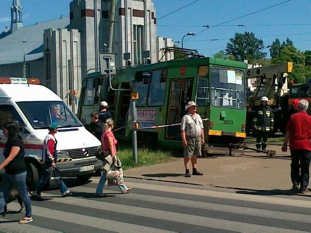 W czwartek wczesnym popołudniem na skrzyżowaniu Rzgowskiej i Paderewskiego w Łodzi wykoleił się tramwaj. Kilka osób zostało rannych.