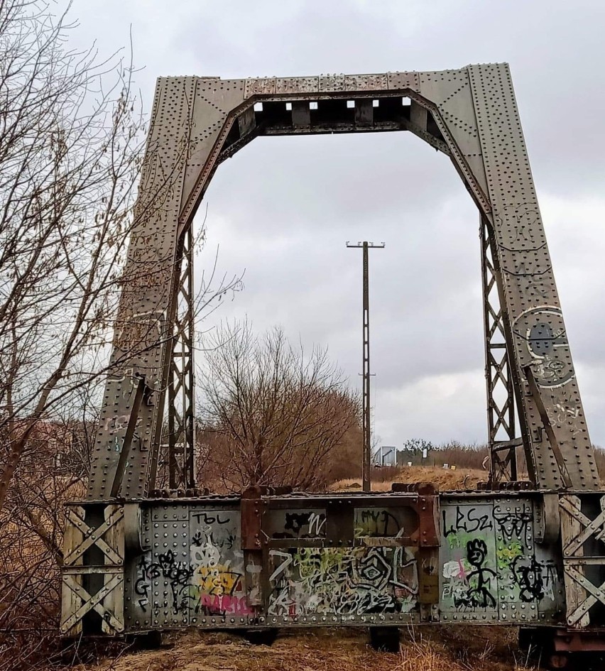 Fragment starego mostu kolejowego stanie, jako pamiątka, na stacji Grabowo. 22.03.2022. Zdjęcia