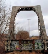 Fragment starego mostu kolejowego stanie, jako pamiątka, na stacji Grabowo. 22.03.2022. Zdjęcia