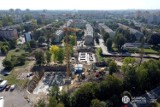 Budowa nowych bloków w Dąbrowie Górniczej. Powstanie tam 170 mieszkań. Żurawie na placu budowy - zdjęcia