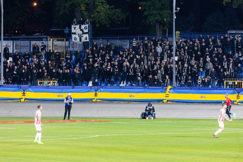 Resovia - Sandecja. Kibice drużyny z Nowego Sącza na...