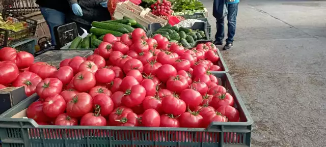 Na targu w Jędrzejowie w czwartek, 18 kwietnia był istny wysyp pomidorów. Zobaczcie jak prezentowały się ceny owoców oraz warzyw na następnych slajdach