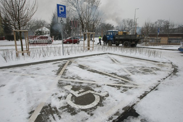 Odbiory techniczne parking w Leśnicy przeszły pomyślnie. Oznakowanie i jakość wykonania są w porządku. Już stoją tam auta