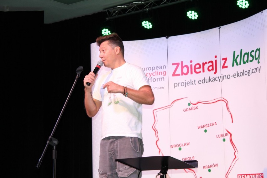 WSCHOWA. Mariusz Totoszko, pochodzący ze Wschowy wokalista, spotkał się z uczniami Specjalnego Ośrodka Szkolno - Wychowawczego [ZDJĘCIA]