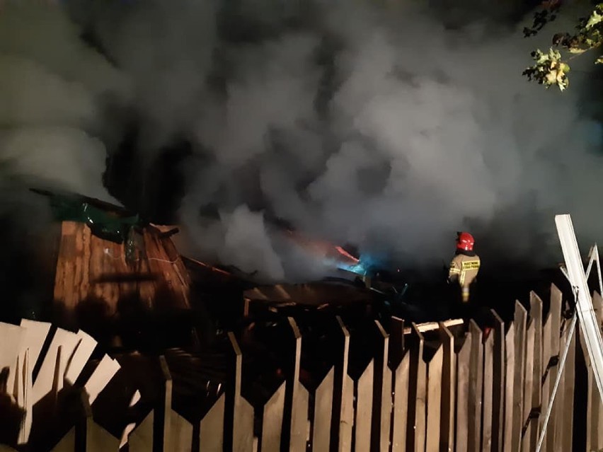 Pożar składu drewna w Twardej koło Tomaszowa Maz. W akcji ponad 20 strażaków [ZDJĘCIA]