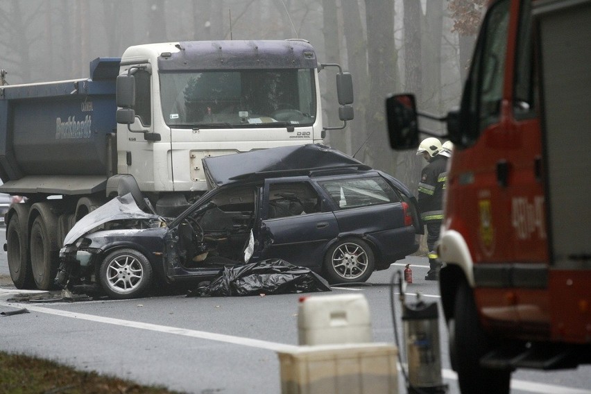 Śmiertelny wypadek na drodze Lubin - Karczewiska. Są objazdy (ZDJĘCIA)